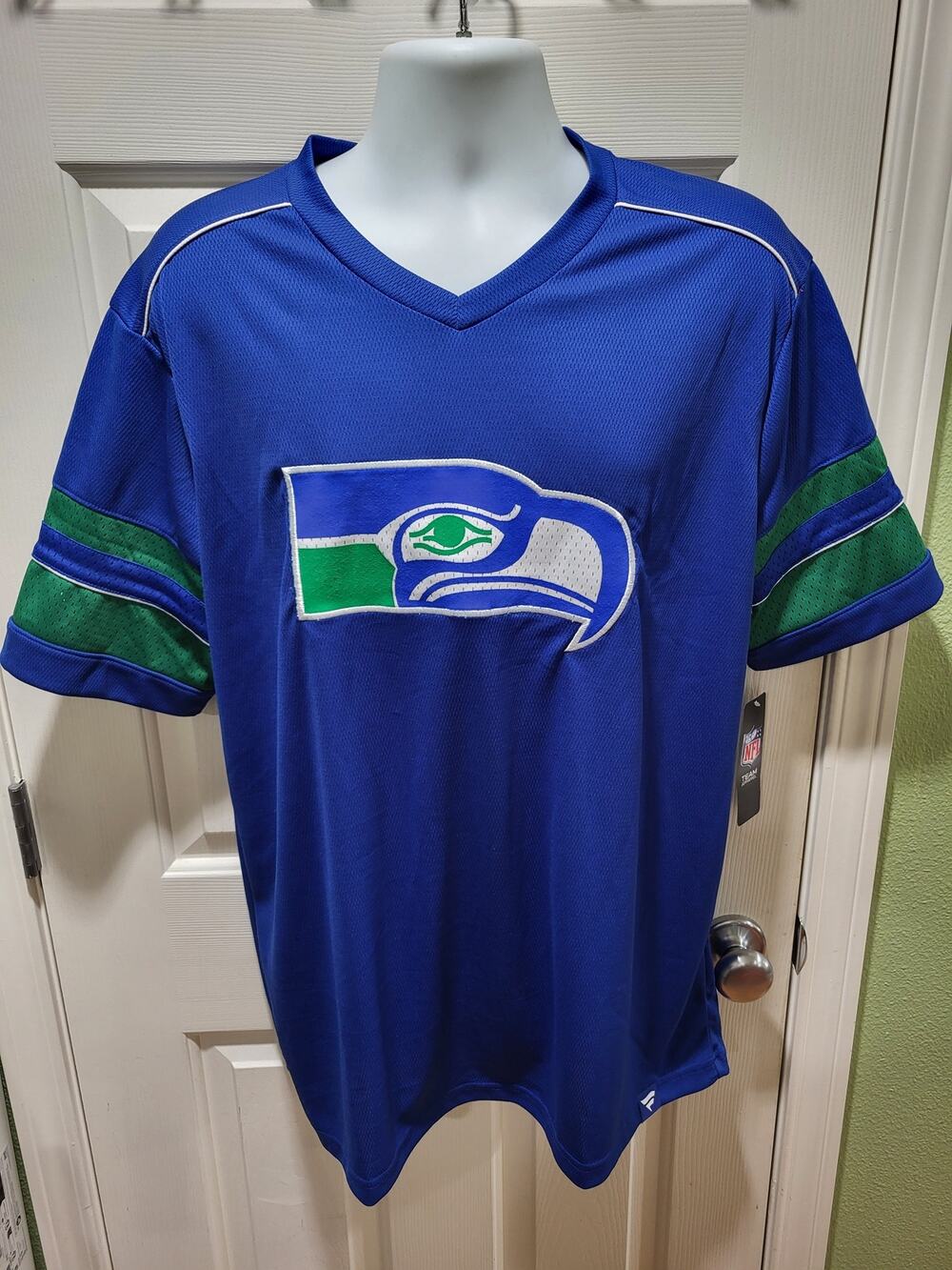 Seattle Seahawks throwback Fanatics vneck shirt NWT
